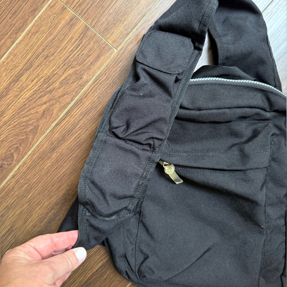 GAP sling bag with Velcro wide adjustable strap. Very comfortable to wear. - Picture 2 of 7